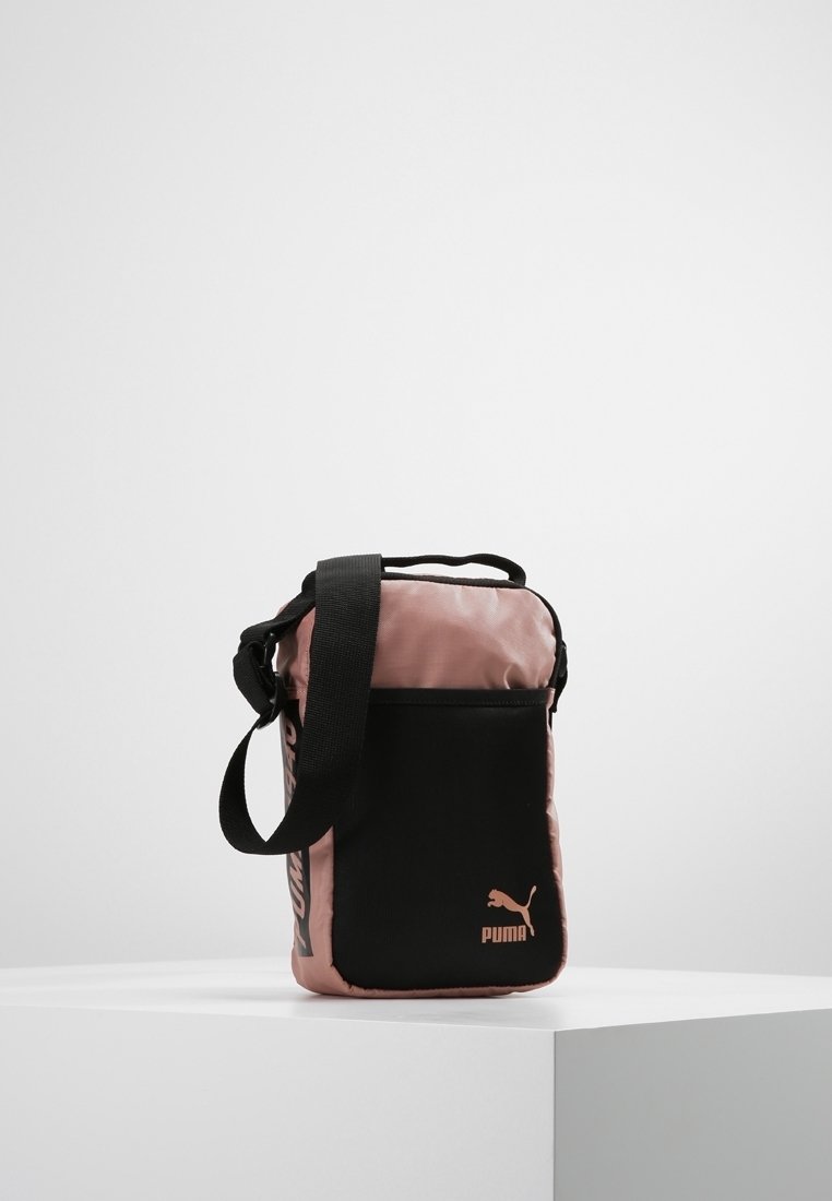 Torba przeciwniesionośna Puma z różową górą z nylonu i czarnym dołem, z paskiem na ramię i detalem z logo z przodu. Gładka faktura.
