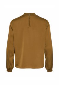 Blouse marron à manches longues avec col haut froncé et poignets, dotée d'une petite ouverture goutte d'eau et d'une fermeture par bouton au niveau du col arrière.