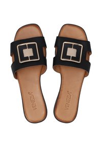 Sorte slidesandaler med to brede stropper, der har en stor rektangulær metallisk spænde. Glat læderoverdel og en beige indersål.