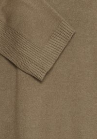 Detalle de suéter marrón de punto, con puños acanalados y una textura suave, con un escote en forma de V para un ajuste relajado.