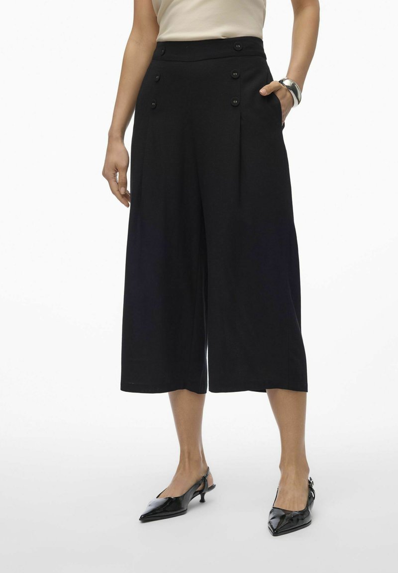 Pantalons culottes noirs taille haute, avec quatre boutons décoratifs, poches latérales et une texture de tissu lisse.