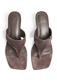 Brązowe zamszowe sandały typu slip-on z trójkątnym wzorem pasków, kwadratowym noskiem i gładką skórzaną wkładką. Równomierna tekstura na całej powierzchni.
