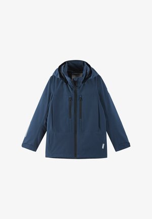 Giacca impermeabile blu navy con cappuccio, dotata di due tasche sul petto, chiusura a zip e dettagli riflettenti sulle maniche. Texture liscia.