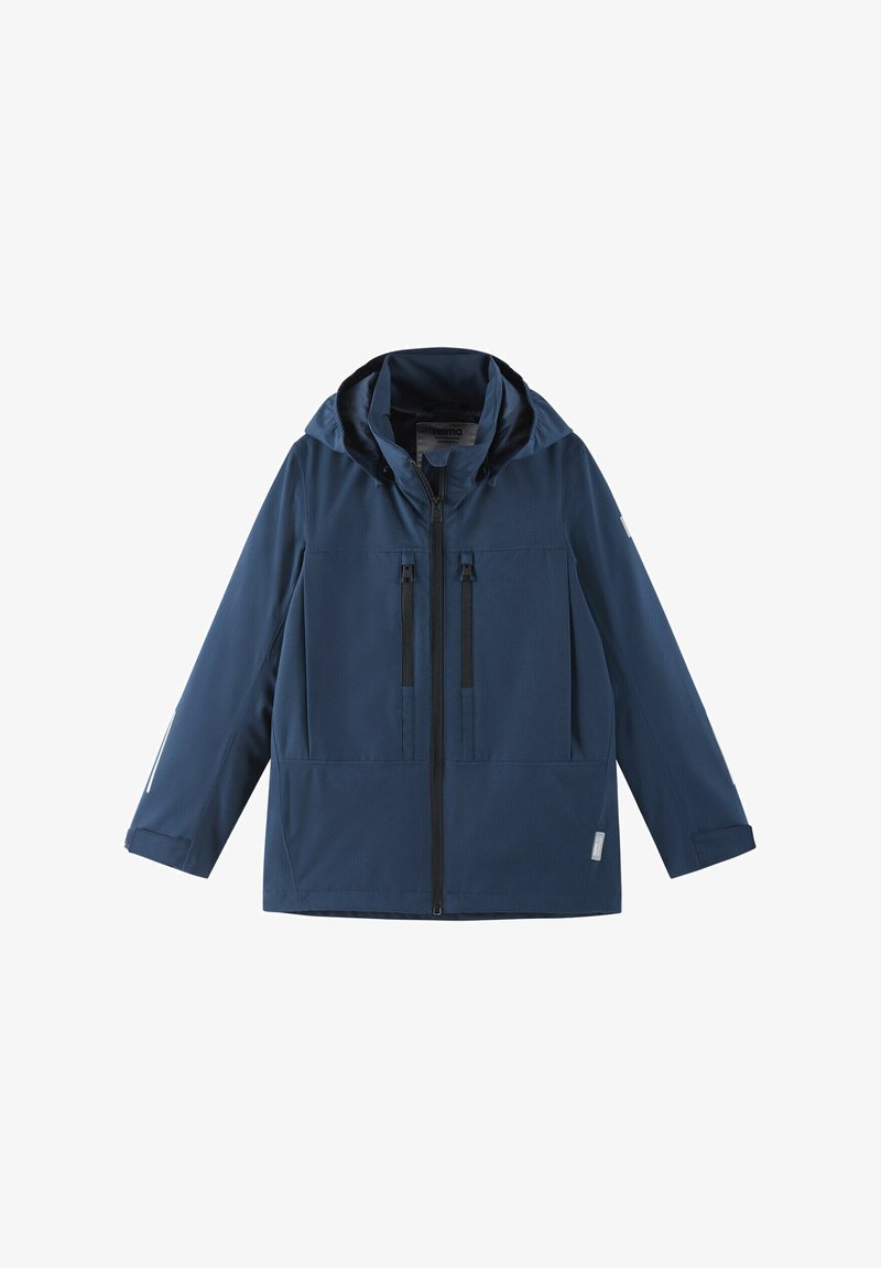 Giacca impermeabile blu navy con cappuccio, dotata di due tasche sul petto, chiusura a zip e dettagli riflettenti sulle maniche. Texture liscia.