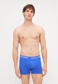 Boxer a slip blu in tessuto elasticizzato, con un design attillato e una morbida cintura con il logo "JACK & JONES" in bianco.