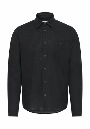 Maglietta nera a maniche lunghe realizzata in tessuto leggero, con colletto classico, taschino frontale e chiusura a bottoni sul davanti.