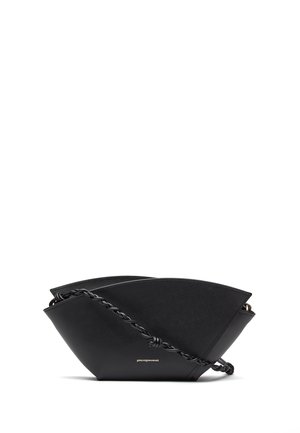 Sac bandoulière en cuir noir à forme angulaire avec sangle torsadée, comportant un petit logo doré au centre à l'avant.