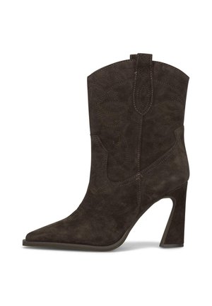 Bota vaquera de ante marrón oscuro hasta media pantorrilla con punta afilada, tacón alto curvado y costuras decorativas en la parte superior.