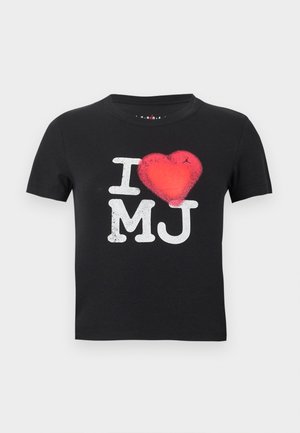 Fekete rövid ujjú póló fehér "I MJ" felirattal, ahol a "love" szót egy piros szív grafika helyettesíti a közepén.