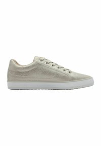 Sneaker metallic beige chiaro con tomaia testurizzata, suola in gomma bianca e sei occhielli per i lacci, con accenti di cucitura discreti.