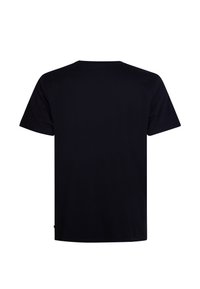 Camiseta negra de manga corta hecha de algodón, con cuello redondo y una textura lisa y uniforme sin gráficos ni patrones visibles.