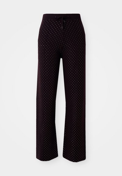 Pantalons de lounge violets foncés avec une taille à cordon, présentant un motif à pois composé de petits points blancs, coupe évasée et texture de tissu douce.