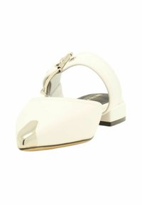 Chaussure blanche à talon slingback avec un bout pointu, une pointe métallique brillante et un accent de boucle. Matériau en cuir lisse et talon bas.