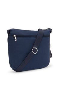 Borsa a tracolla in nylon navy con tracolla regolabile, scomparto principale con zip e tasca esterna. Texture liscia con dettagli in hardware argentato.
