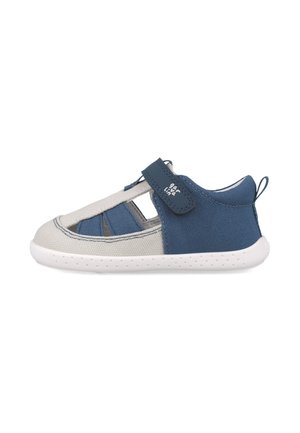 Chaussure en toile respirante bleue et grise avec un design découpé, sangle Velcro et semelle en caoutchouc blanc. Dispose d'une tirette à l'arrière pour un enfilage facile.