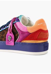 Scarpa da ginnastica multicolore con una combinazione di materiali in suede e texture, con stampa leopardata, suola in gomma e dettaglio con etichetta decorativa.