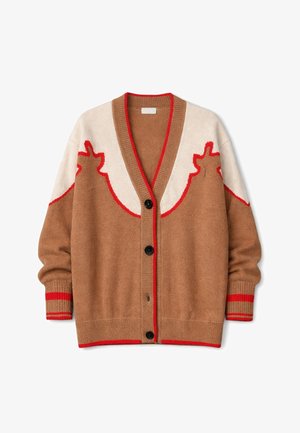 Cardigan boutonné marron et crème avec bordure rouge, col à rabat, boutons noirs, avec poignets et ourlet côtelés.