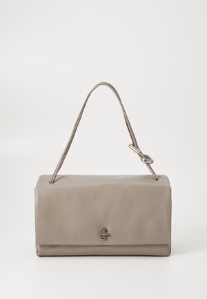 Beige läderhandväska med rektangulär form, ett enda handtag och en metallisk låsdetalj. Slät textur med en minimalistisk design.