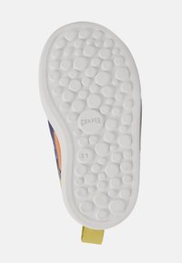 Suela de zapato de goma con un patrón circular texturizado. Diseño superior colorido con un acento de cuero amarillo en el talón. Indicado tamaño 21.