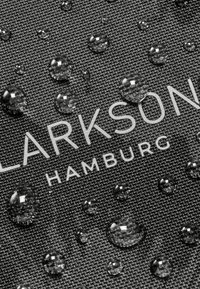 Țesătură neagră cu un model texturat, având picături de apă. Logo-ul "LARKSON HAMBURG" este afișat proeminent în alb.