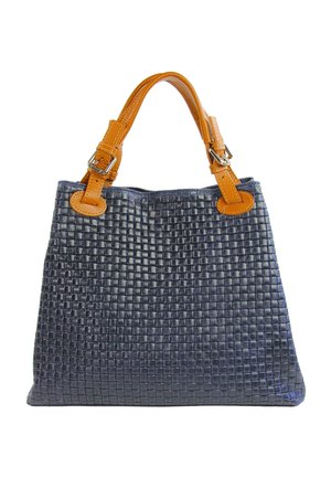 Donkerblauwe geweven leren handtas met twee tan leren handvatten en zilveren gespdetails, getoond tegen een witte achtergrond.