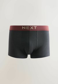 Boxers pour hommes noirs avec ceinture bordeaux portant la marque « NEXT », présentés sur un fond clair uni.