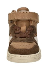 Bruine sneaker met een bovenwerk van nubuck en leer, voorzien van een klittenbandsluiting, bruine veters, perforaties op de teen en witte accenten.