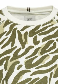 Grøn- og beige camouflagemønster sweatshirt med rund hals, lavet af blødt stof, med synlige sømme og mærke.