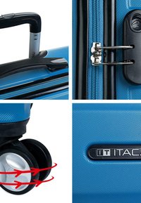 Maleta rígida azul con superficie texturizada, mango retráctil negro, ruedas suaves y herrajes plateados. Presenta el logotipo de la marca de manera prominente.