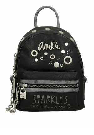 Sac à dos en similicuir noir avec des accents argentés, des décorations circulaires, une poche avant et un texte graphique disant "SPARKLES, puis-je te garder ?"