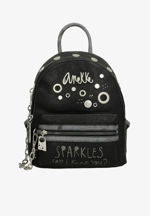 Czarny plecak z eko skóry z srebrnymi akcentami, okrągłymi ozdobami, przednią kieszenią i napisem graficznym "SPARKLES czy mogę cię zatrzymać?"