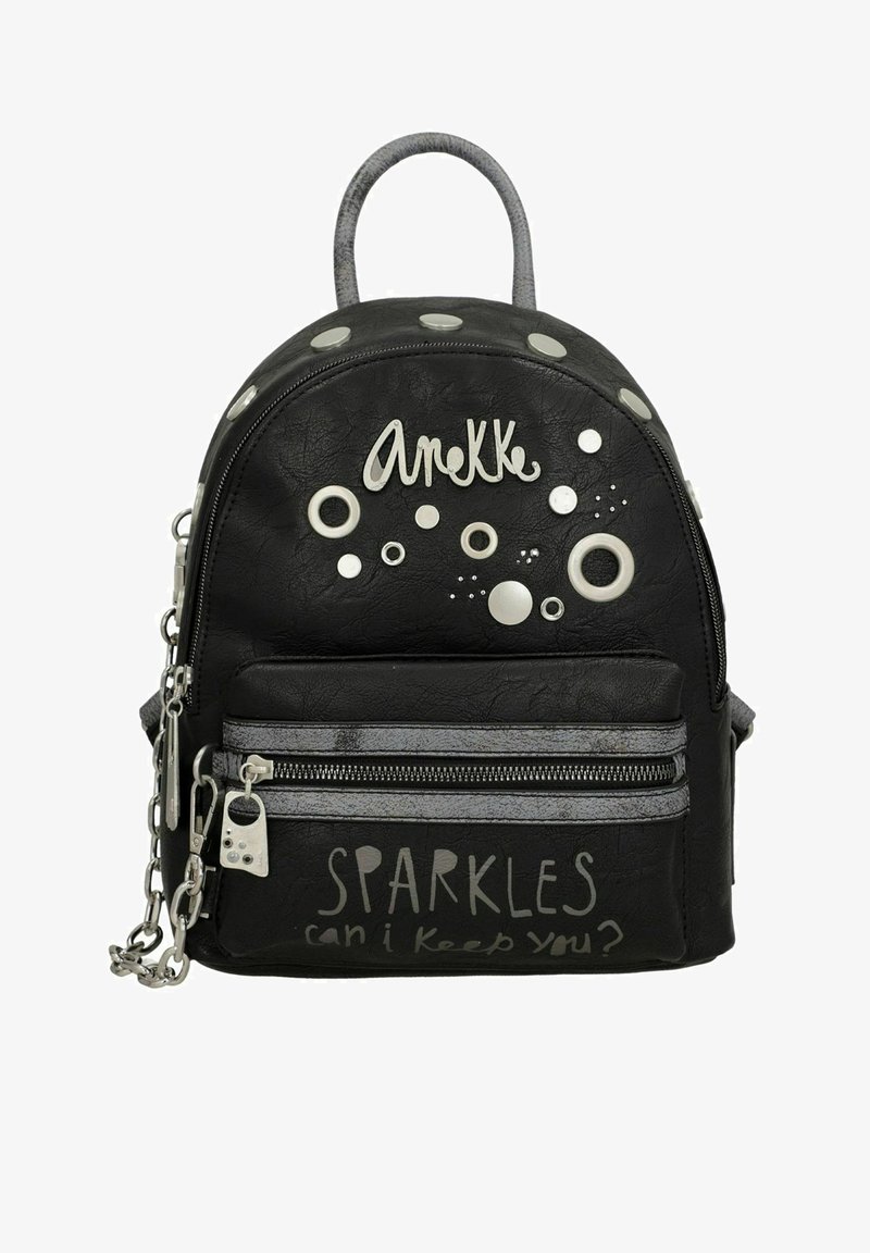 Czarny plecak z eko skóry z srebrnymi akcentami, okrągłymi ozdobami, przednią kieszenią i napisem graficznym "SPARKLES czy mogę cię zatrzymać?"