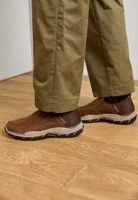 RESPECTED - Baskets basses - dark brown