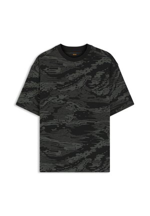 Tricou cu mânecă scurtă, de culoare neagră și gri închis, cu guler rotund, model camuflaj abstract și logo mic portocaliu BOSS pe eticheta de la guler.