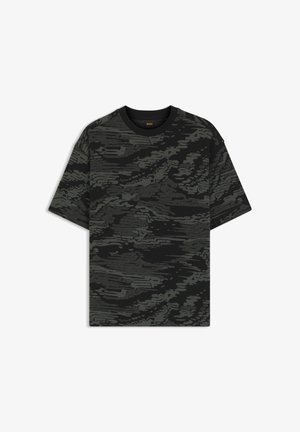 Fekete és sötétszürke rövid ujjú, kerek nyakú póló absztrakt terepmintával és kis narancssárga BOSS logóval a gallér cimkéjén.