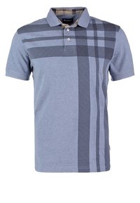 Polo à manches courtes en coton bleu clair, présentant des motifs rayés navy et un col à carreaux, avec un détail de patte de boutonnage à trois boutons.