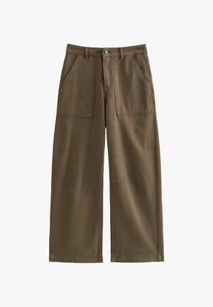 Pantalon large marron à taille haute, avec bouton frontal, fermeture éclair et deux grandes poches rectangulaires à l'avant.