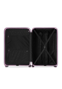 Harde koffer met een roze rand, twee binnenzakken, zwarte stoffen voering en kruisbanden voor veilige verpakking; soepele wielen voor mobiliteit.