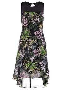 Šaty s květinovým vzorem na černém podkladu, s zelenými a růžovými botanickými tiskem, bez rukávů a s asymetrickým lemem.