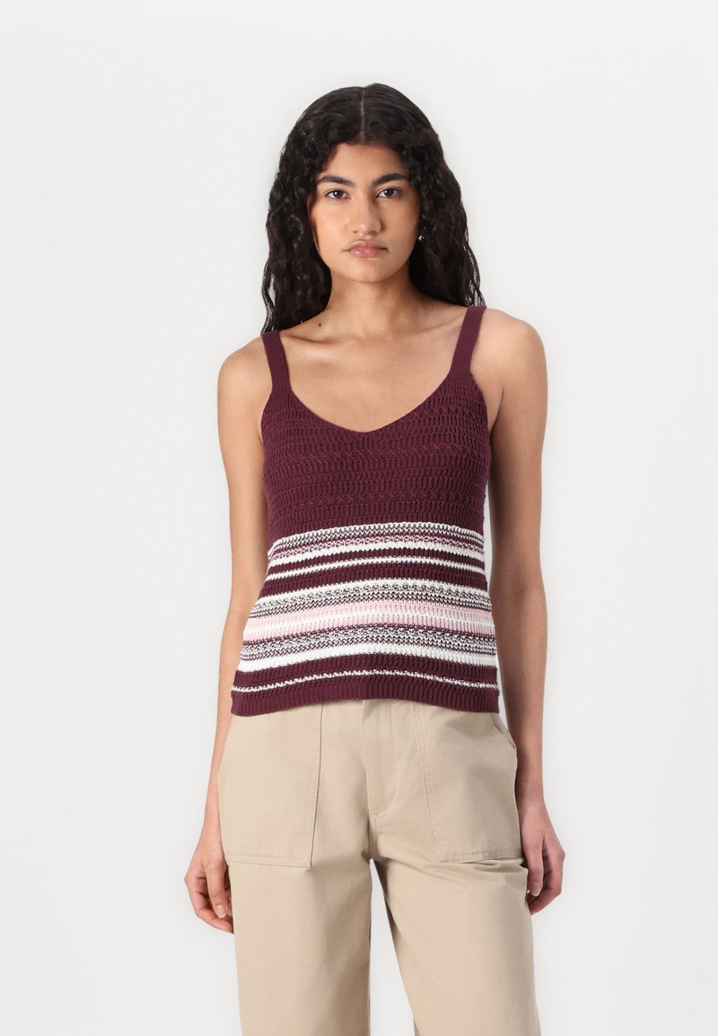 Top sin mangas de punto burdeos con textura de ganchillo y rayas horizontales en rosa y blanco. Cuenta con tirantes anchos y un escote redondeado.