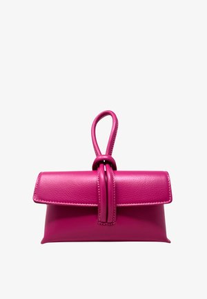 Borsa clutch in pelle rosa acceso con tracolla ad anello e chiusura a patta, mostrata su uno sfondo bianco.