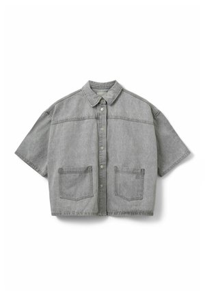 Grå denimskjorte med knaplukning foran, korte ærmer, to forlommer og en foldet krave. Har tydelige syningsdetaljer.
