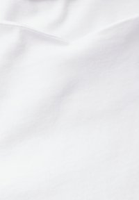 Weißer Baumwollstoff mit einer glatten Textur, der leichte Wellen und Falten aufweist, was auf Weichheit und Flexibilität hinweist. Ideal für Bekleidungsanwendungen.