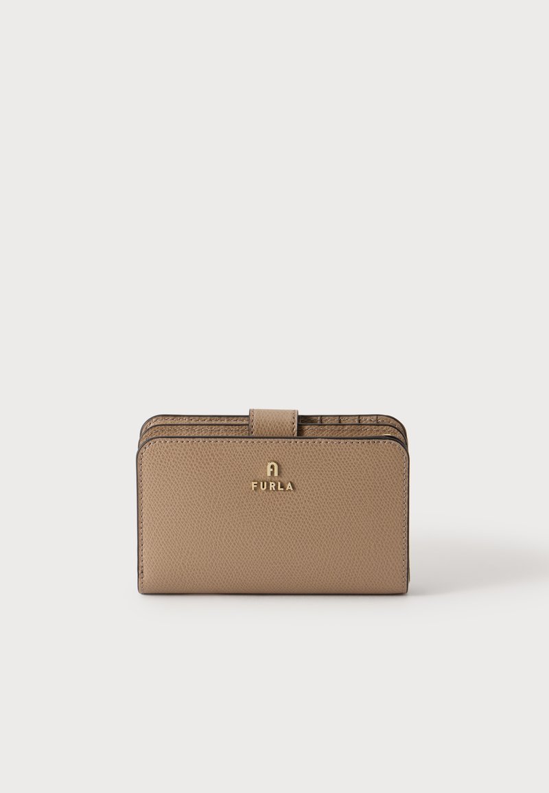 Portefeuille compact en cuir beige texturé avec une fermeture pression et un logo Furla doré sur le devant, sur un fond clair uni.