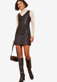 Friends Like These REGULAR FIT - Etuikjole - black