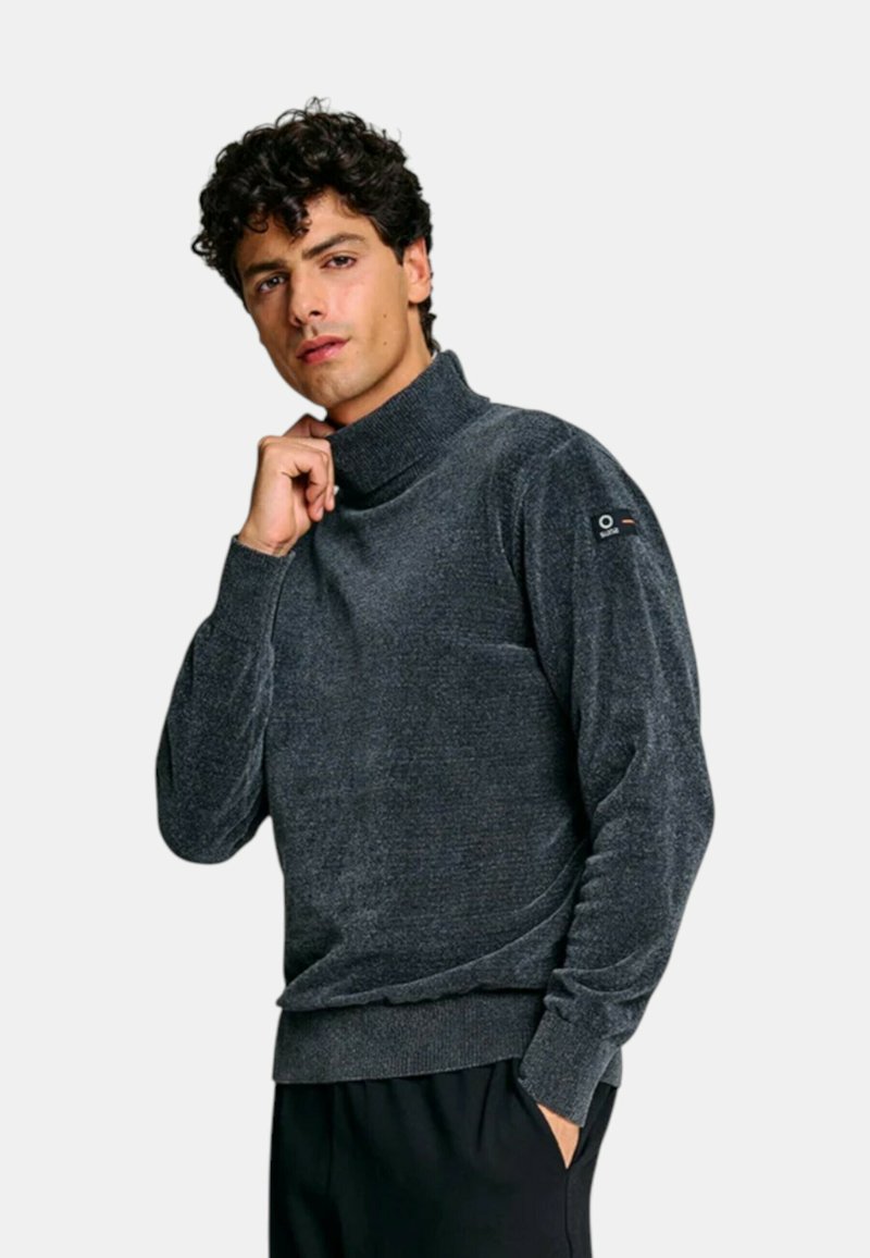 Maglione a collo alto di colore grigio scuro realizzato in un tessuto morbido, con una superficie testurizzata e un piccolo logo sulla spalla sinistra.