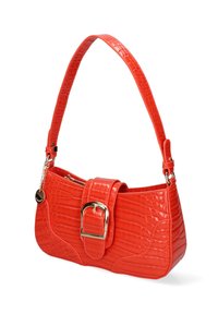 Borsa da donna rossa con stampa a squame di coccodrillo, manico curvo, dettaglio con fibbia dorata e texture liscia. Presenta una chiusura a zip per una conservazione sicura.