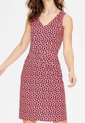 Robe sans manches en V rose avec un motif de petits points bleu foncé et rouges. Taille cintrée et longueur genou. Texture lisse.