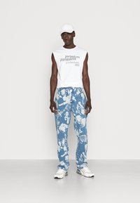 Jaded London RIOT PRINT - Calças de ganga de perna direita - blue