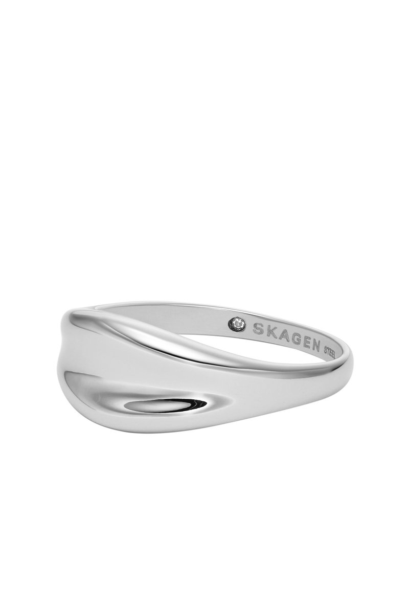 Silver-färgad ring med en slät, vågig design. Har en subtil polerad yta och en liten ädelsten som accent nära den inre banden.